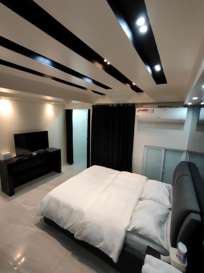 Burgundy McKinley Place Condotel near OKADA MANILA Eksteriør billede