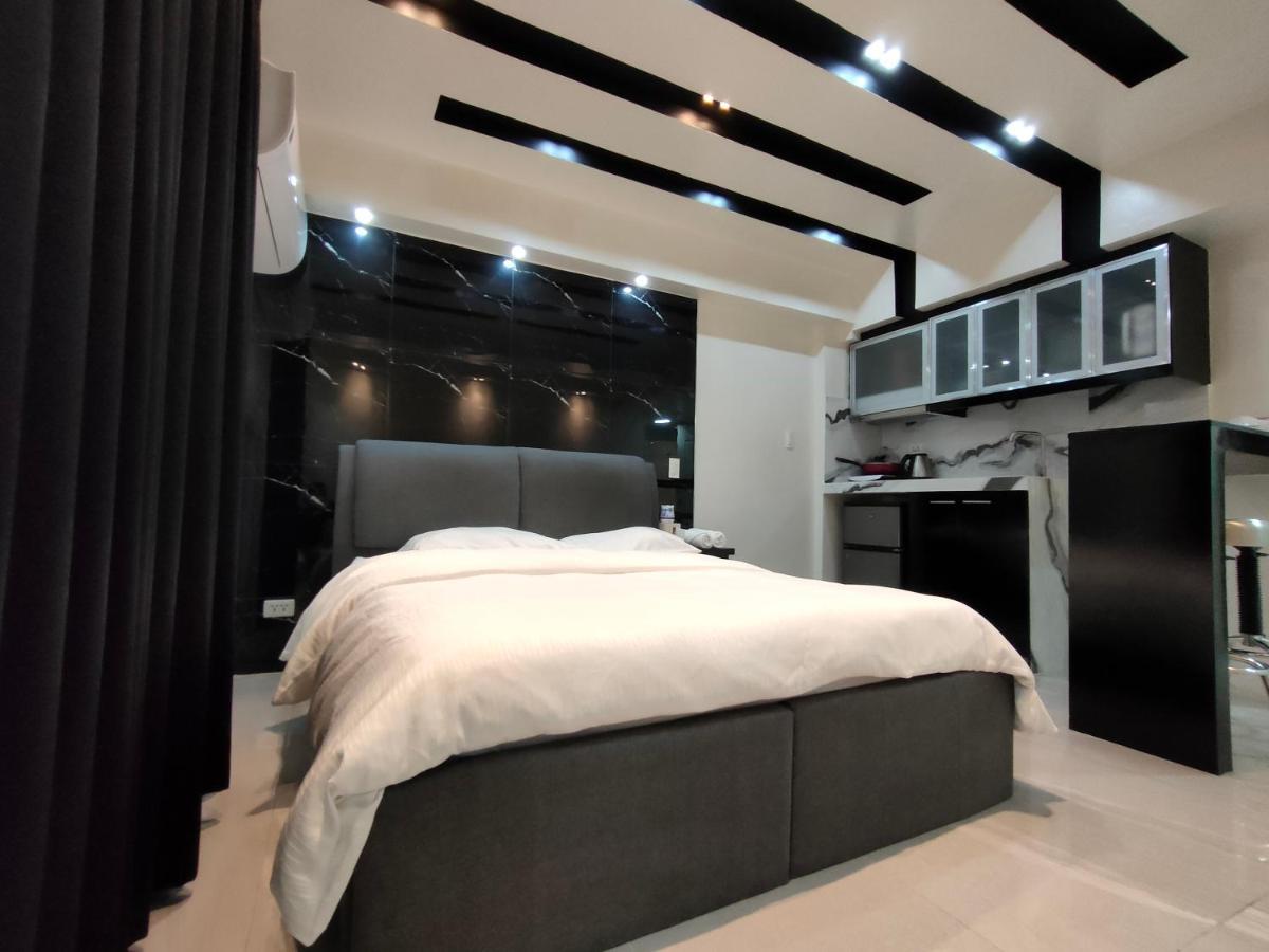 Burgundy McKinley Place Condotel near OKADA MANILA Eksteriør billede