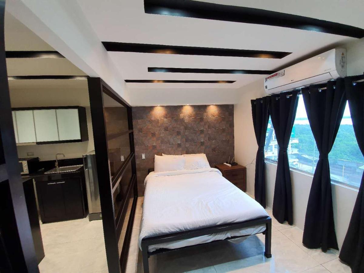 Burgundy McKinley Place Condotel near OKADA MANILA Eksteriør billede