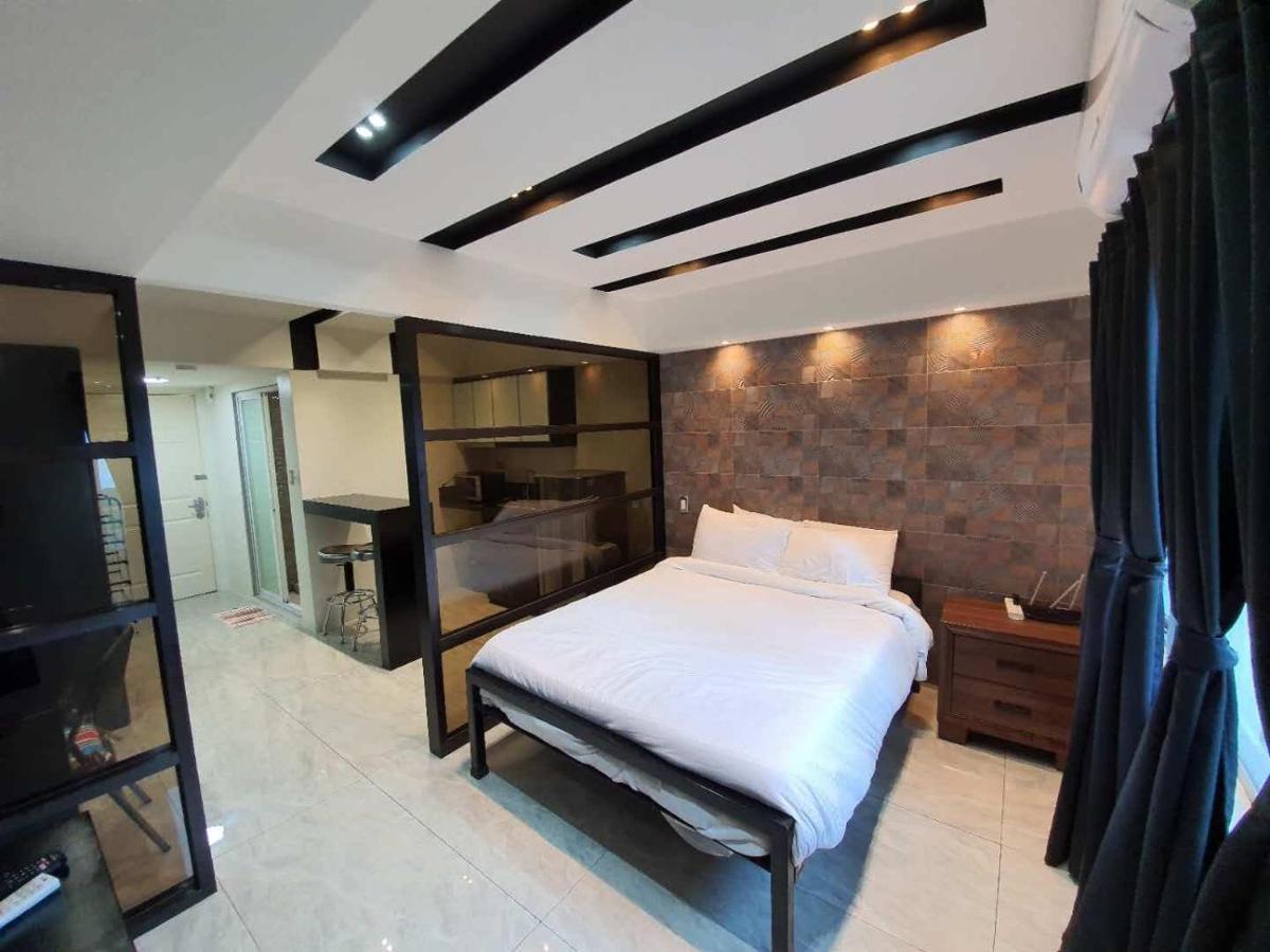 Burgundy McKinley Place Condotel near OKADA MANILA Eksteriør billede