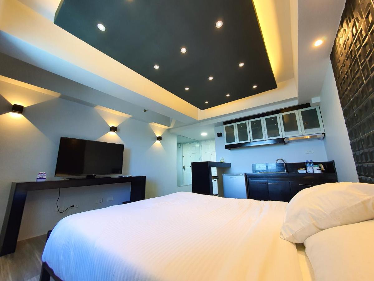Burgundy McKinley Place Condotel near OKADA MANILA Eksteriør billede
