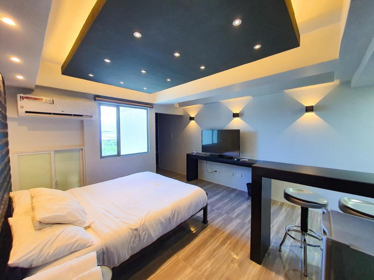 Burgundy McKinley Place Condotel near OKADA MANILA Eksteriør billede