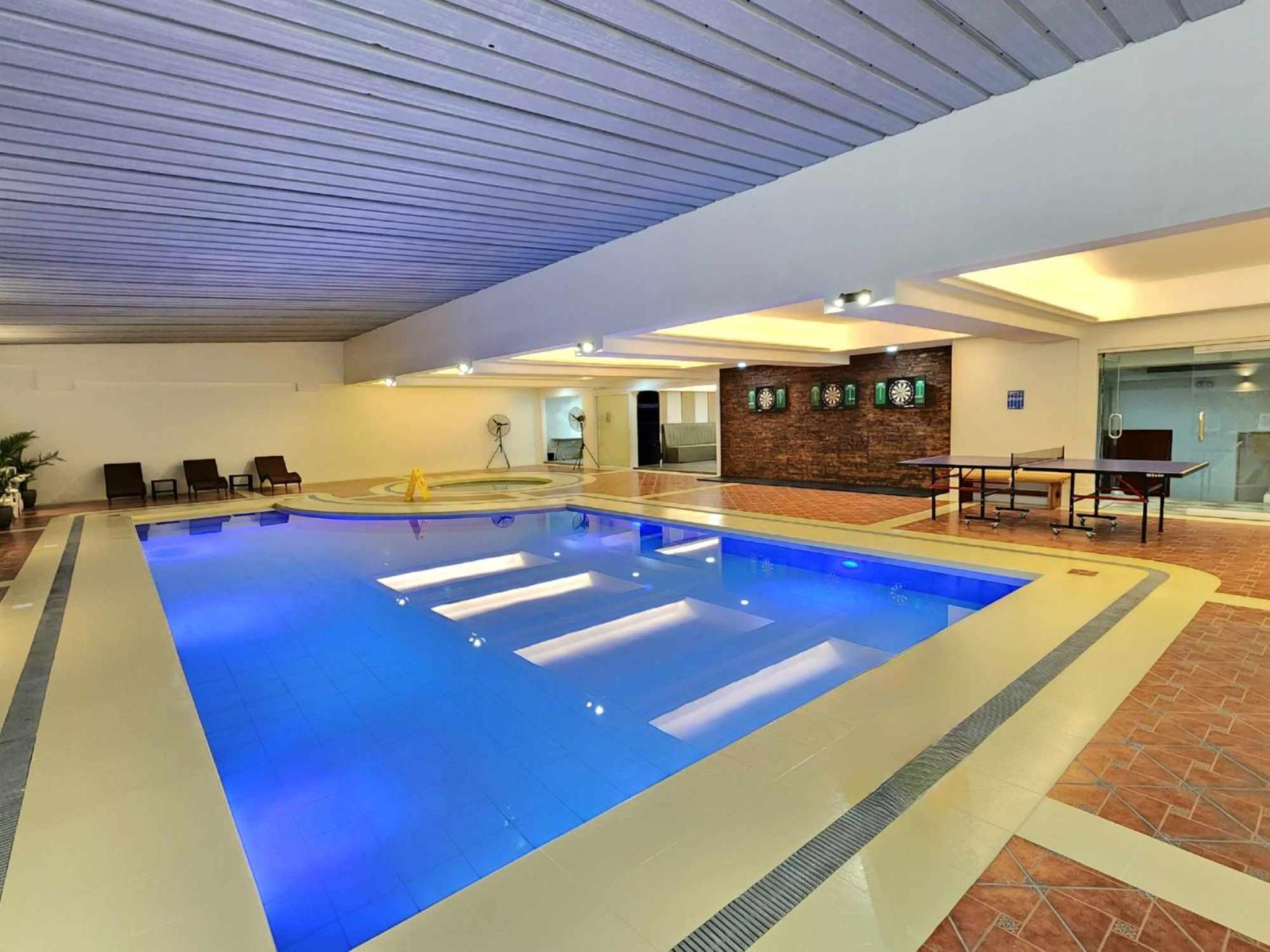 Burgundy McKinley Place Condotel near OKADA MANILA Eksteriør billede