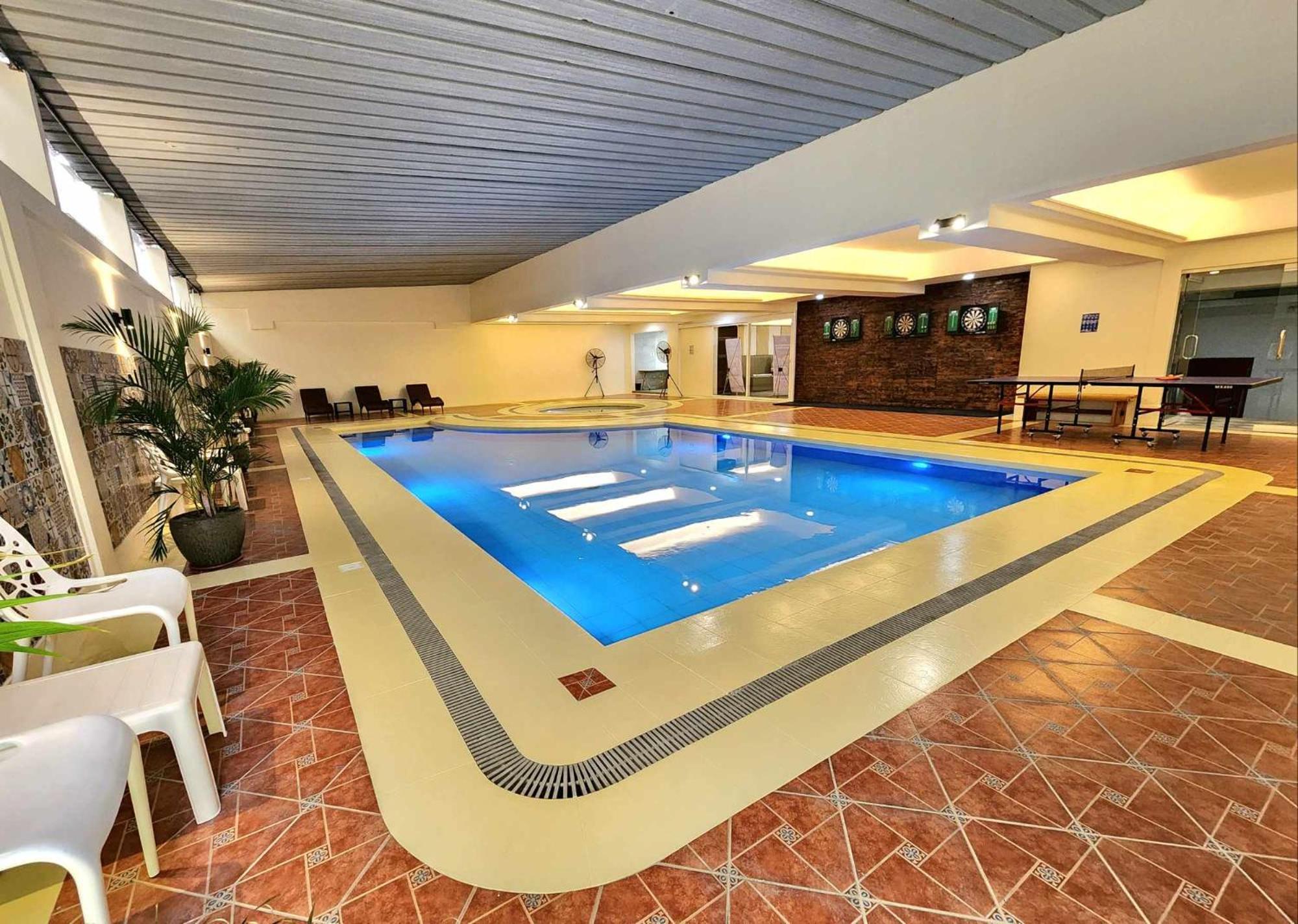 Burgundy McKinley Place Condotel near OKADA MANILA Eksteriør billede