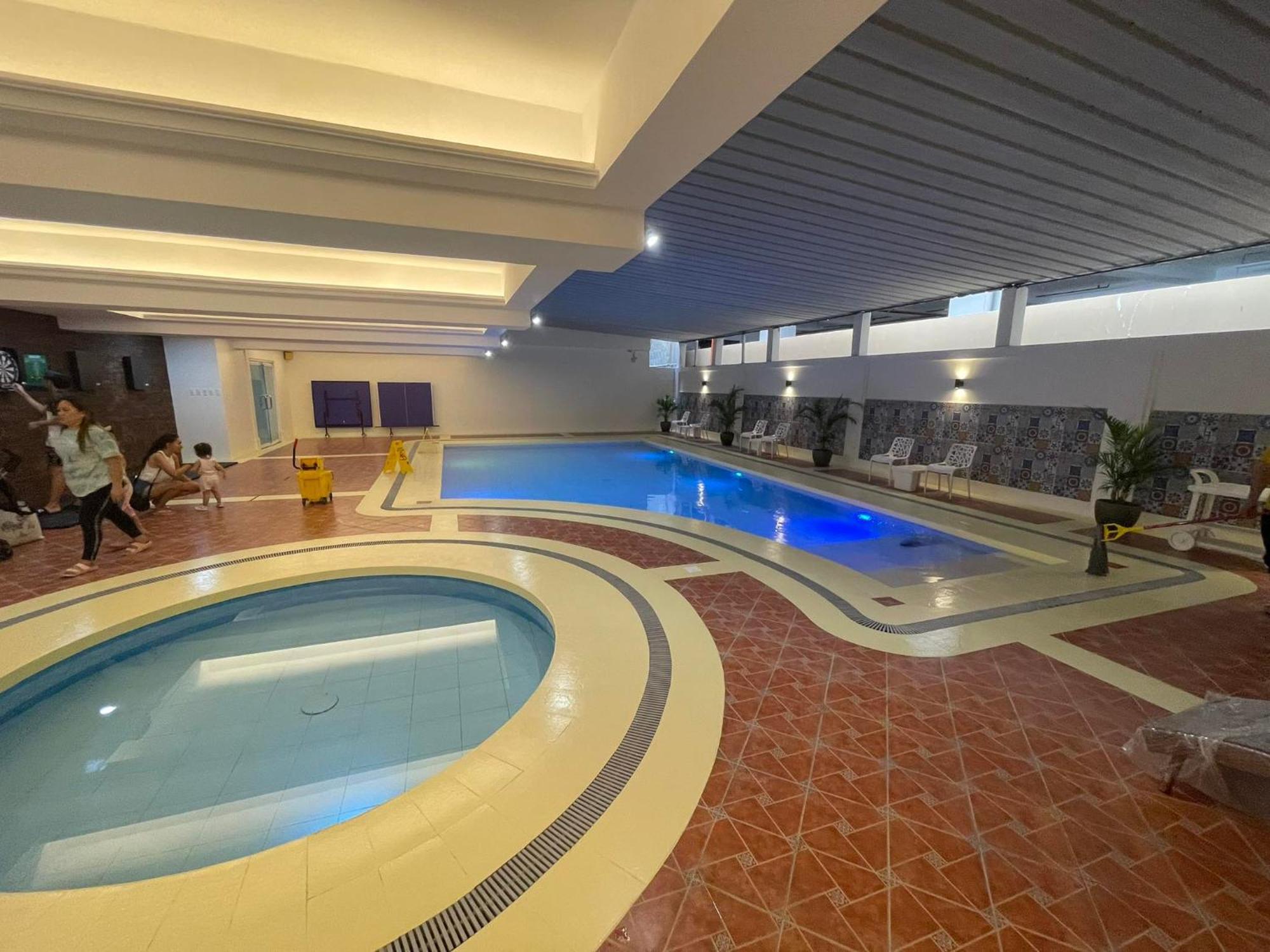 Burgundy McKinley Place Condotel near OKADA MANILA Eksteriør billede