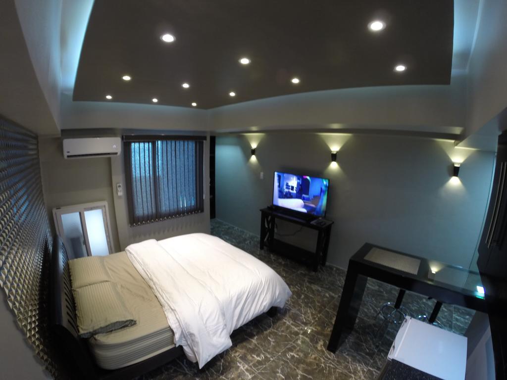 Burgundy McKinley Place Condotel near OKADA MANILA Eksteriør billede