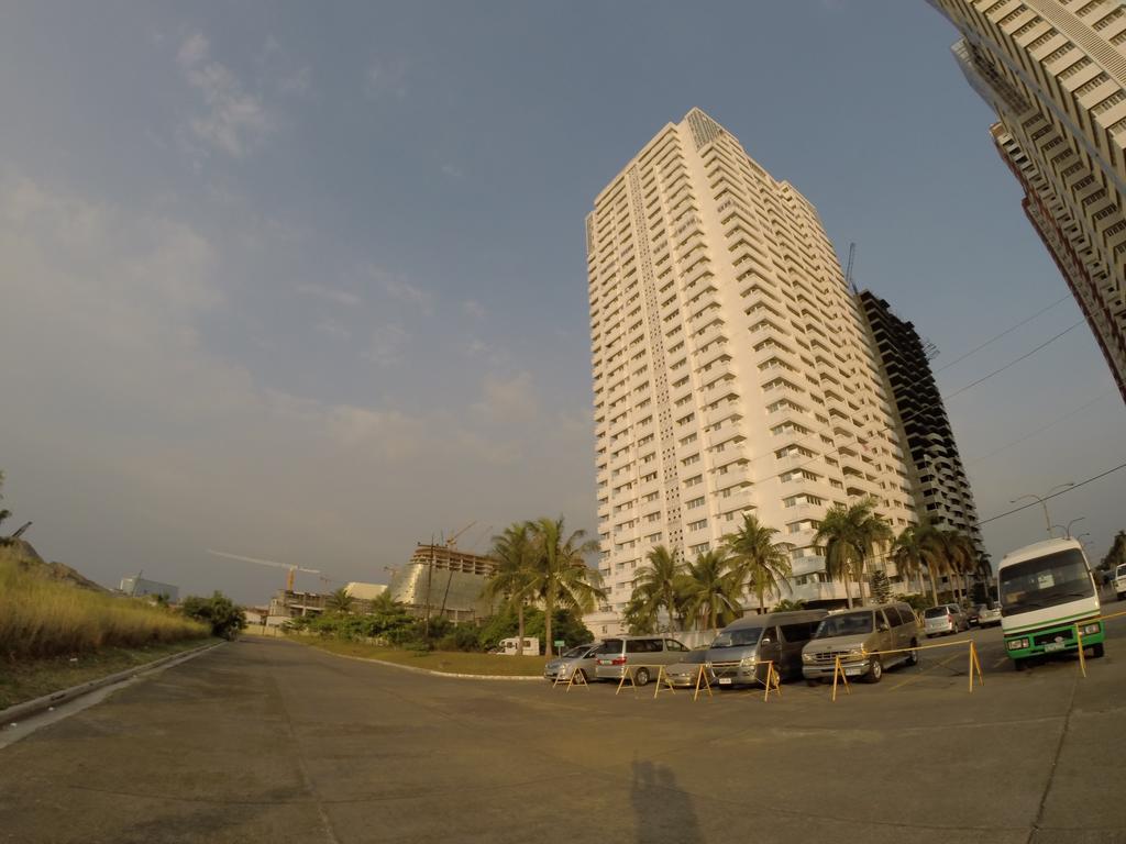 Burgundy McKinley Place Condotel near OKADA MANILA Eksteriør billede