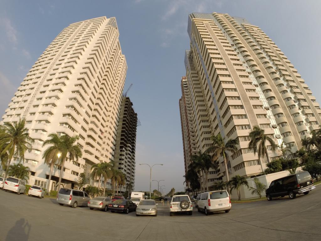 Burgundy McKinley Place Condotel near OKADA MANILA Eksteriør billede