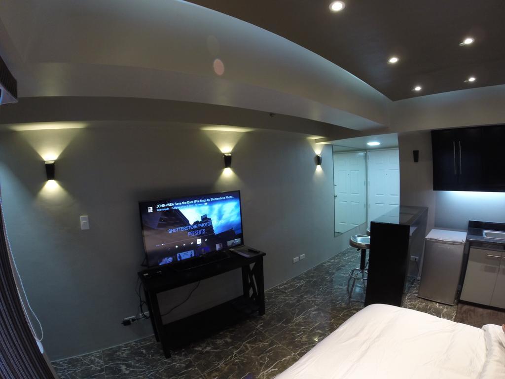 Burgundy McKinley Place Condotel near OKADA MANILA Eksteriør billede