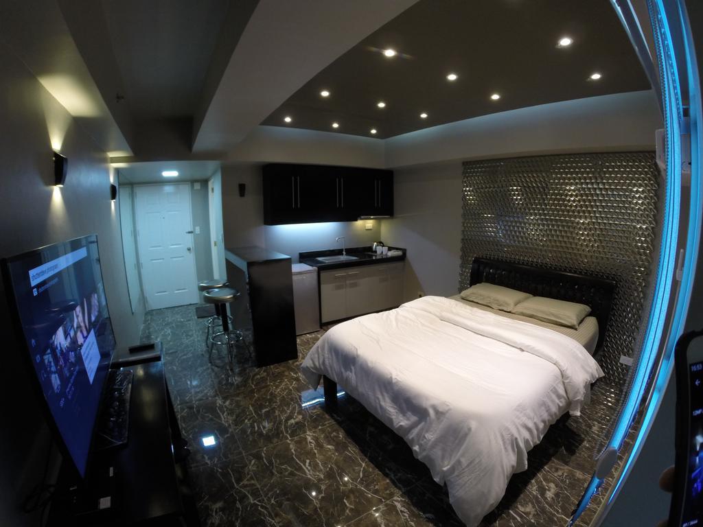 Burgundy McKinley Place Condotel near OKADA MANILA Eksteriør billede