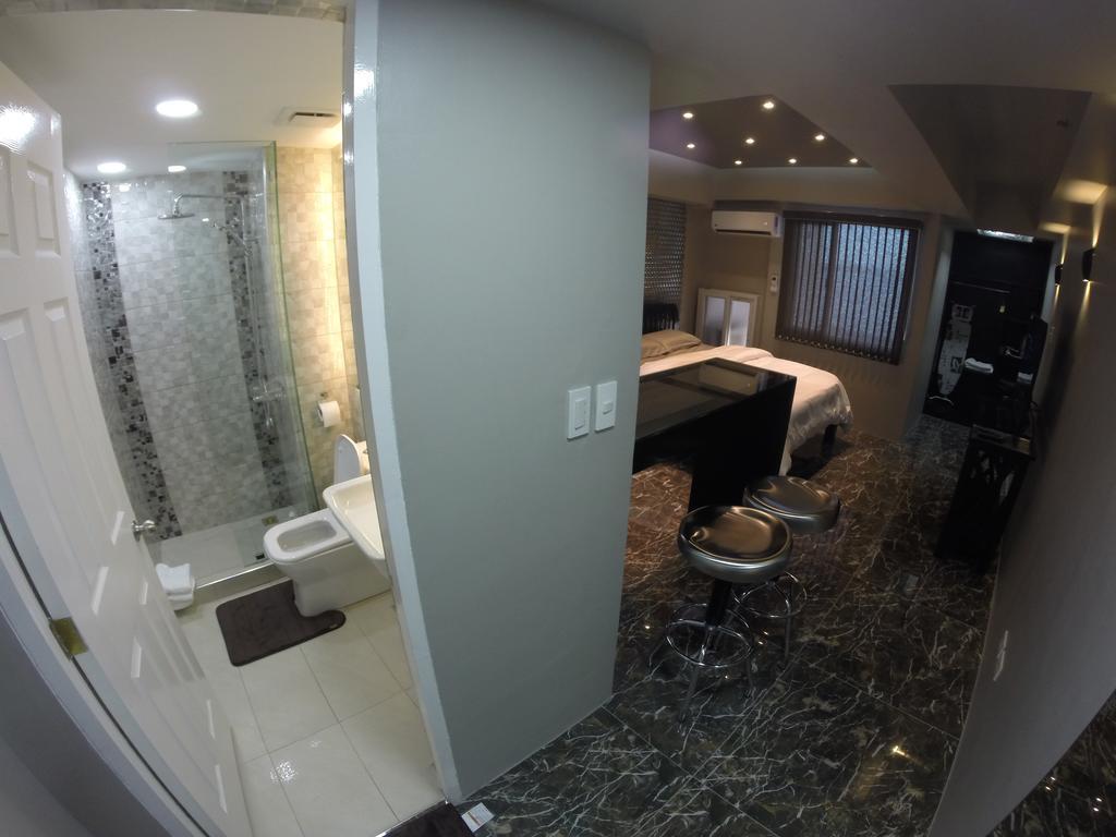 Burgundy McKinley Place Condotel near OKADA MANILA Eksteriør billede