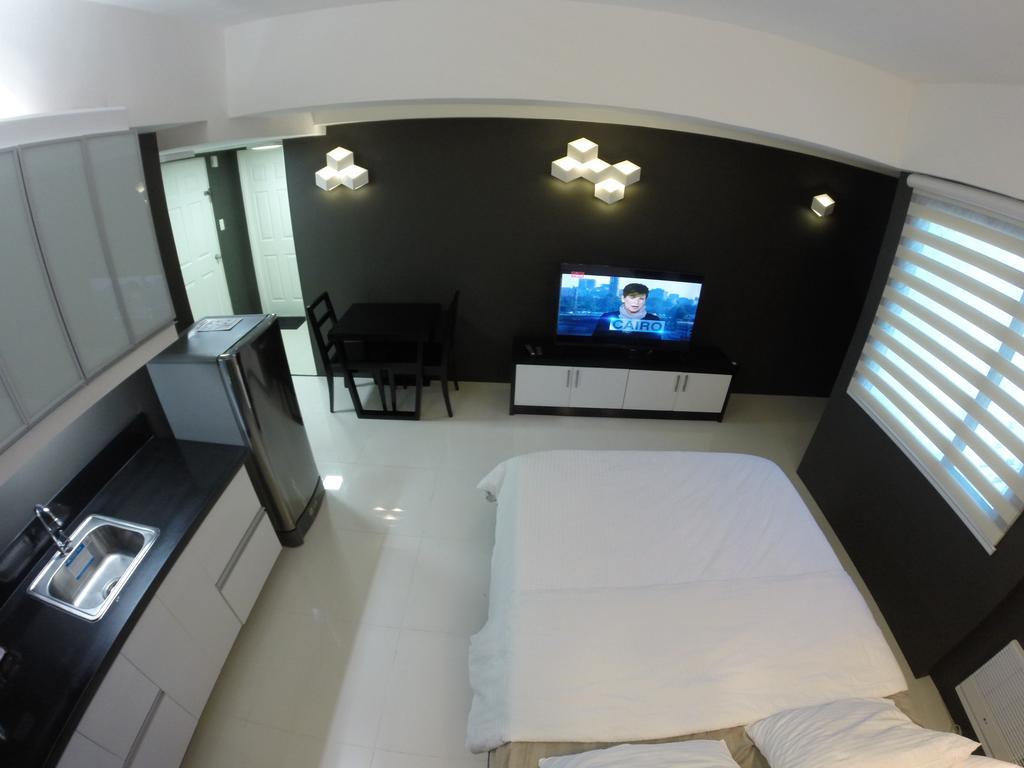 Burgundy McKinley Place Condotel near OKADA MANILA Eksteriør billede