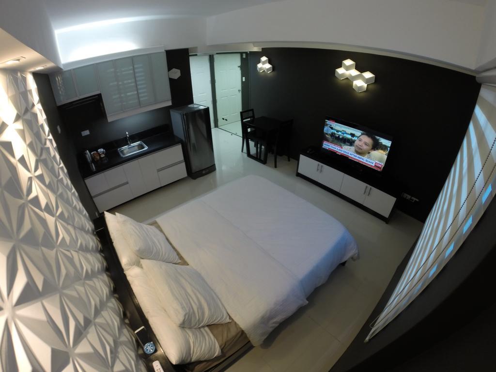 Burgundy McKinley Place Condotel near OKADA MANILA Eksteriør billede