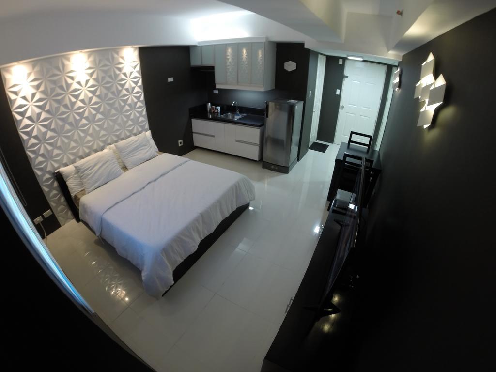 Burgundy McKinley Place Condotel near OKADA MANILA Eksteriør billede