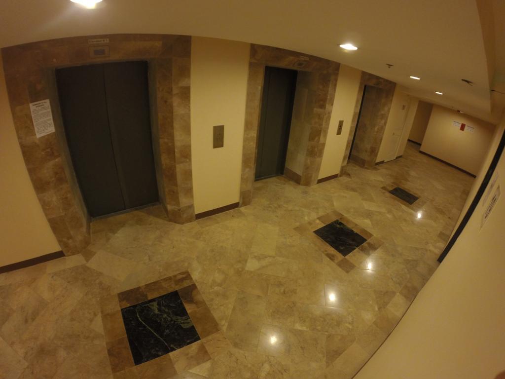 Burgundy McKinley Place Condotel near OKADA MANILA Eksteriør billede