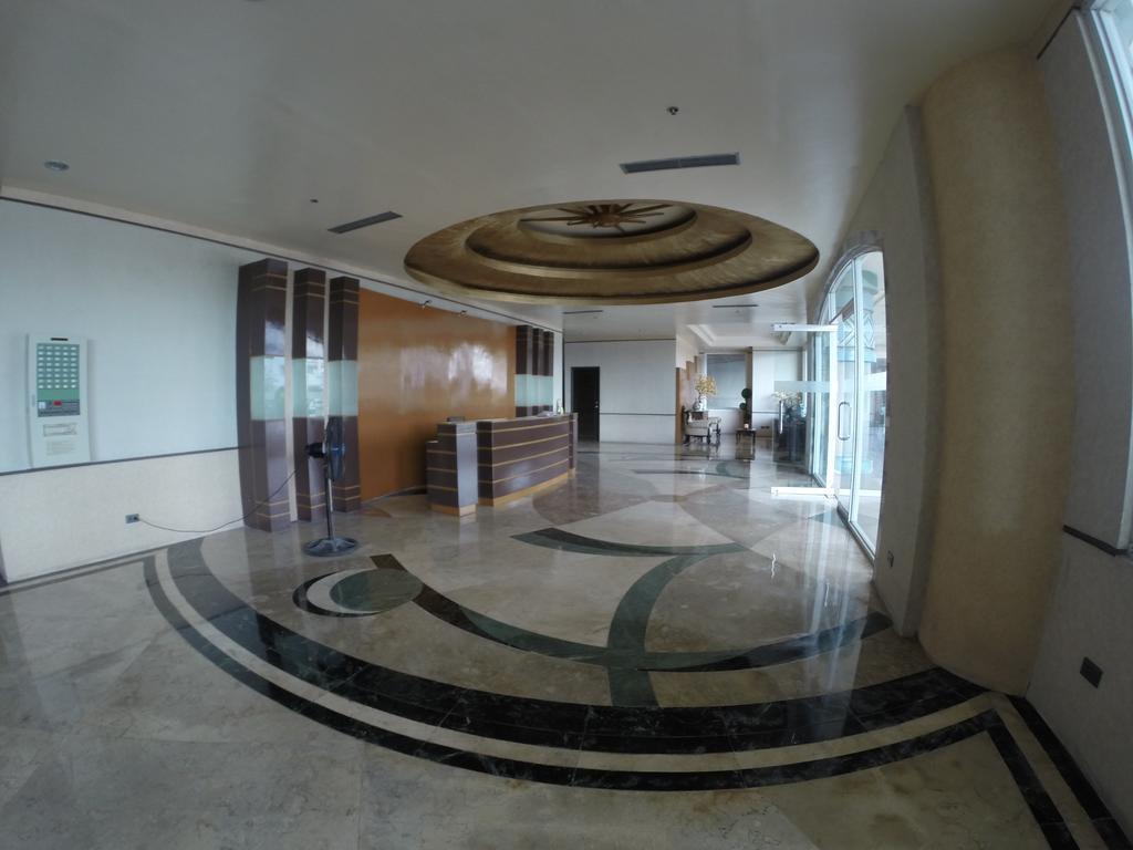 Burgundy McKinley Place Condotel near OKADA MANILA Eksteriør billede