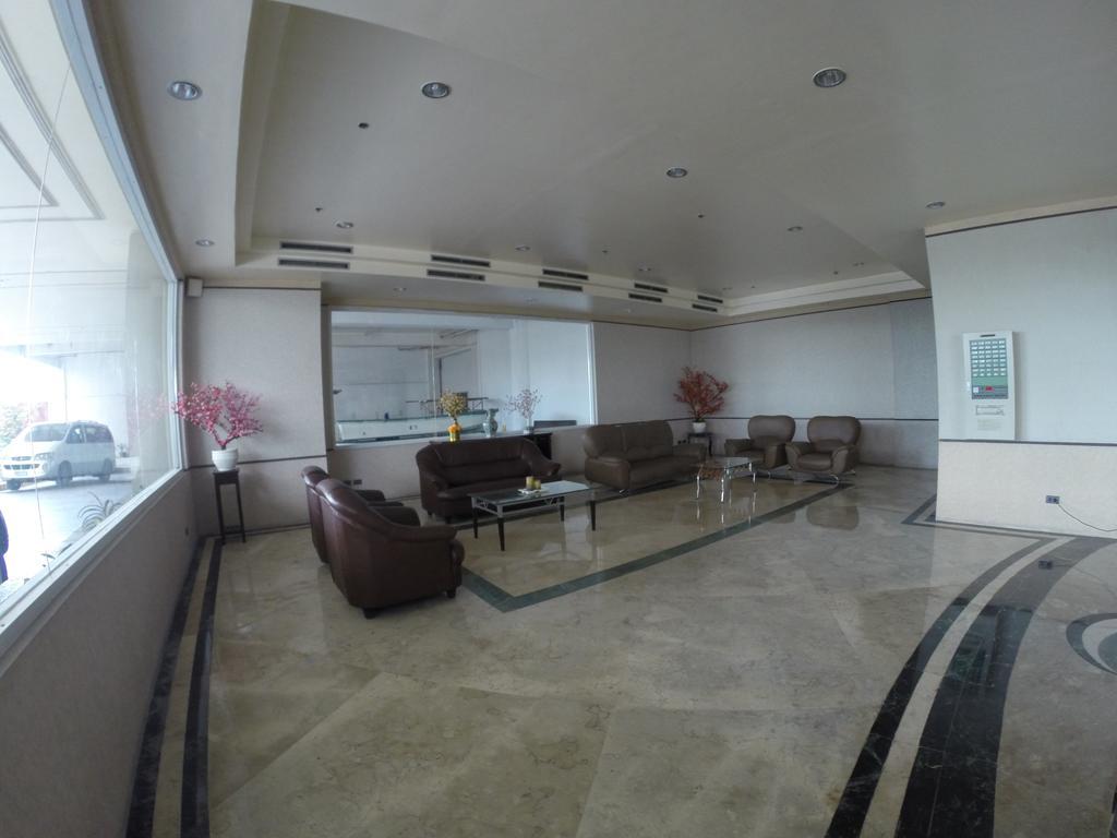 Burgundy McKinley Place Condotel near OKADA MANILA Eksteriør billede