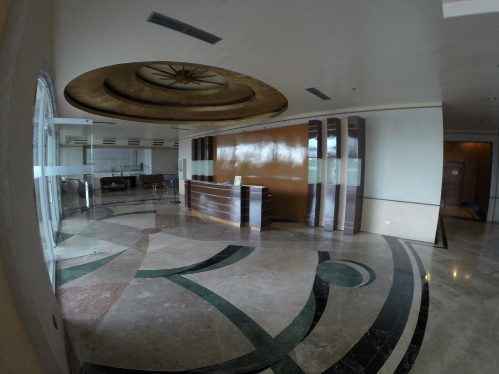 Burgundy McKinley Place Condotel near OKADA MANILA Eksteriør billede