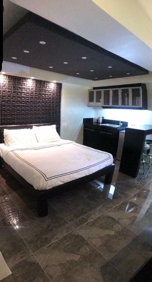 Burgundy McKinley Place Condotel near OKADA MANILA Eksteriør billede